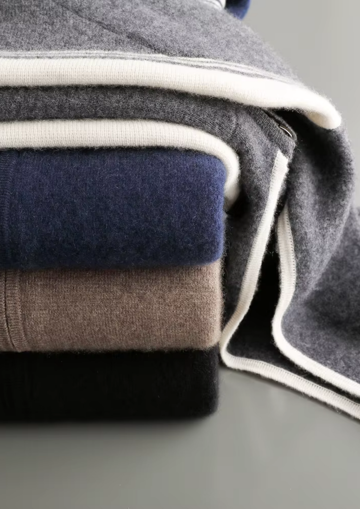 Herren Set mit Strickjacke mit Kontraststreifen und Hose – Ansicht 11