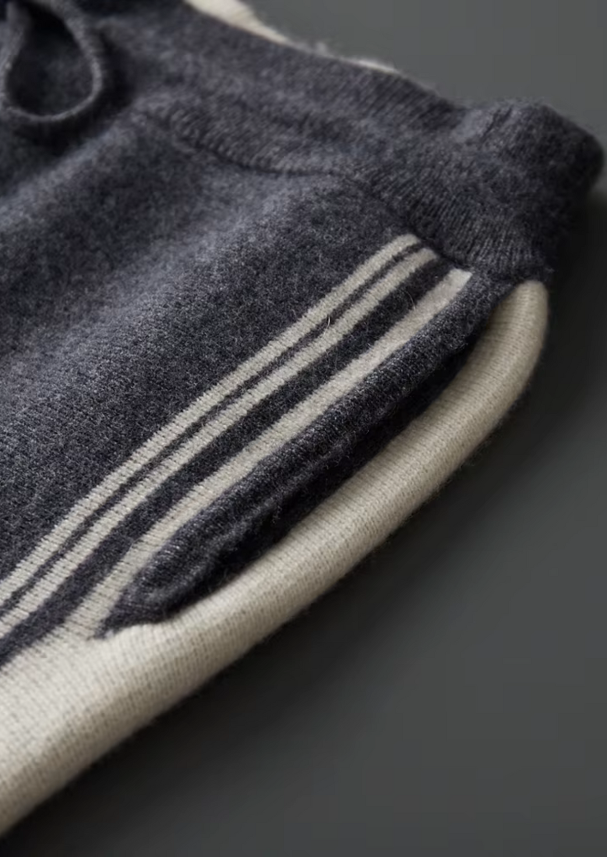 Herren Set mit Strickjacke mit Kontraststreifen und Hose – Ansicht 28