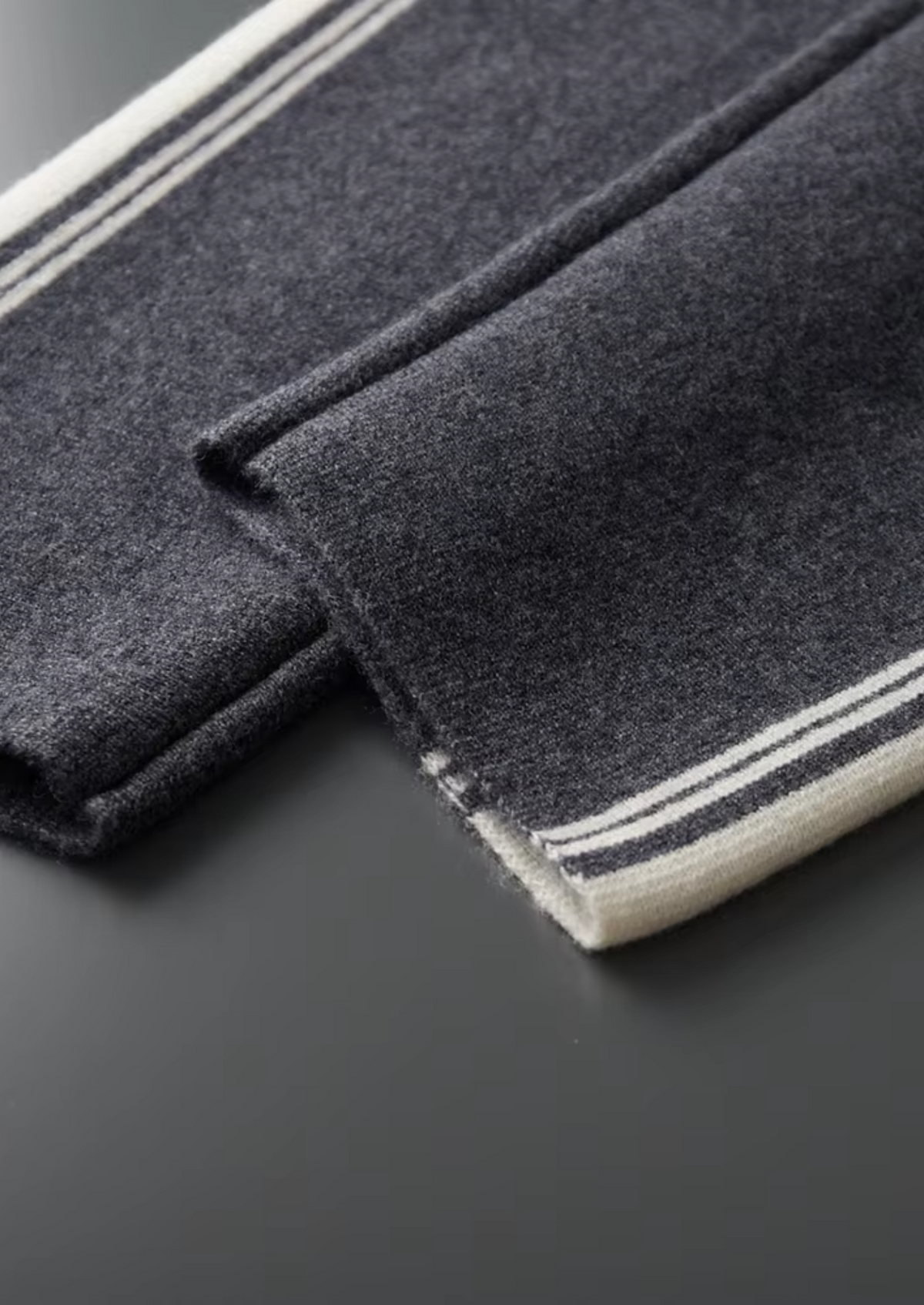 Herren Set mit Strickjacke mit Kontraststreifen und Hose – Ansicht 29