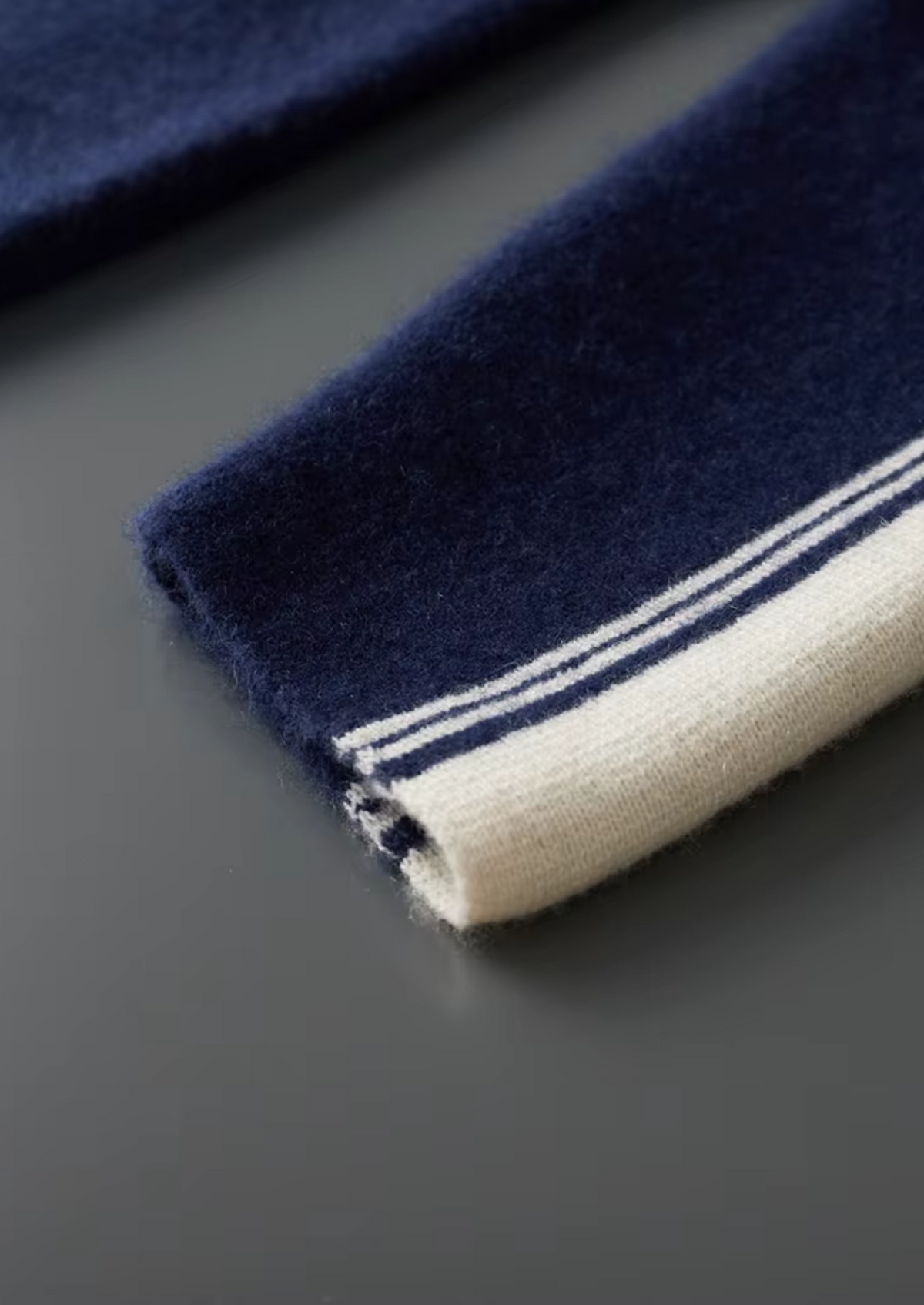 Herren Set mit Strickjacke mit Kontraststreifen und Hose – Ansicht 6