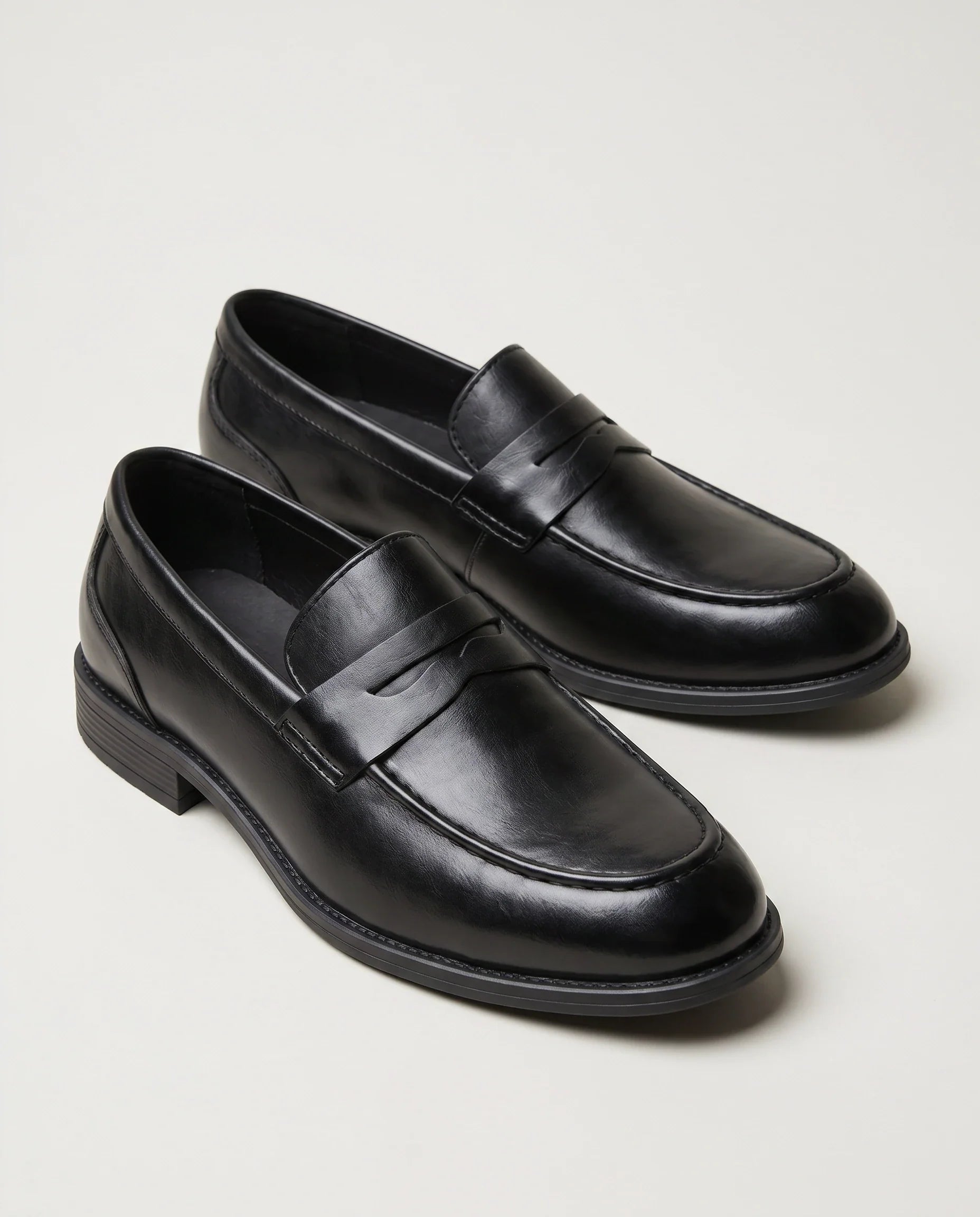 Herren Slipper mit Zierriemen, Schwarz – Vorderansicht