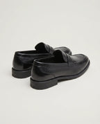 Herren Slipper mit Zierriemen, Schwarz – Rückansicht