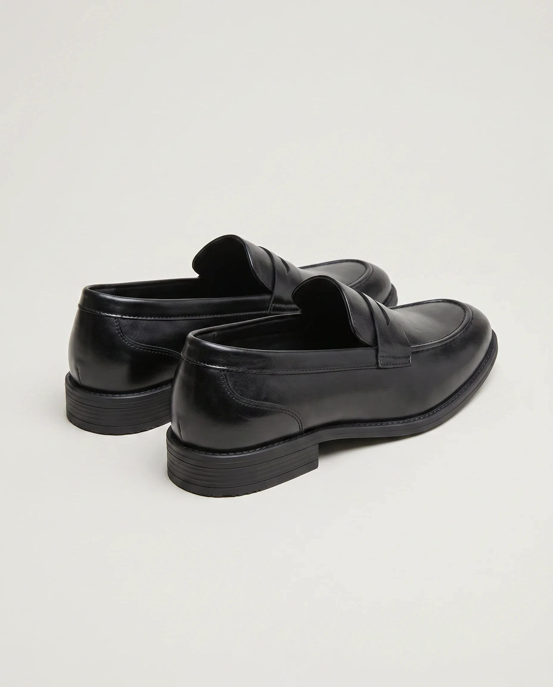 Herren Slipper mit Zierriemen, Schwarz – Rückansicht