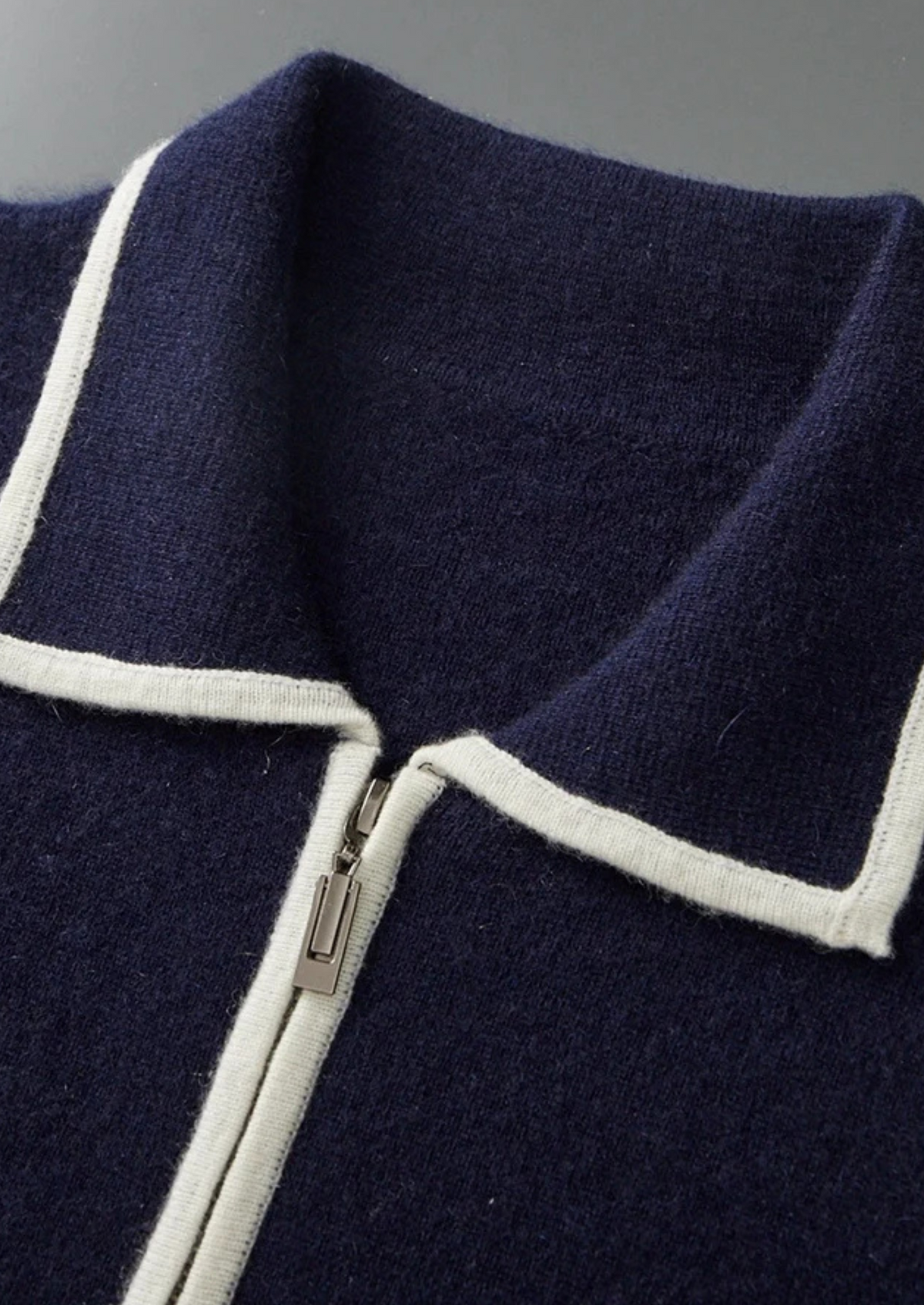 Herren Strickjacke mit Hemdkragen und Kontrastpaspel – Ansicht 4