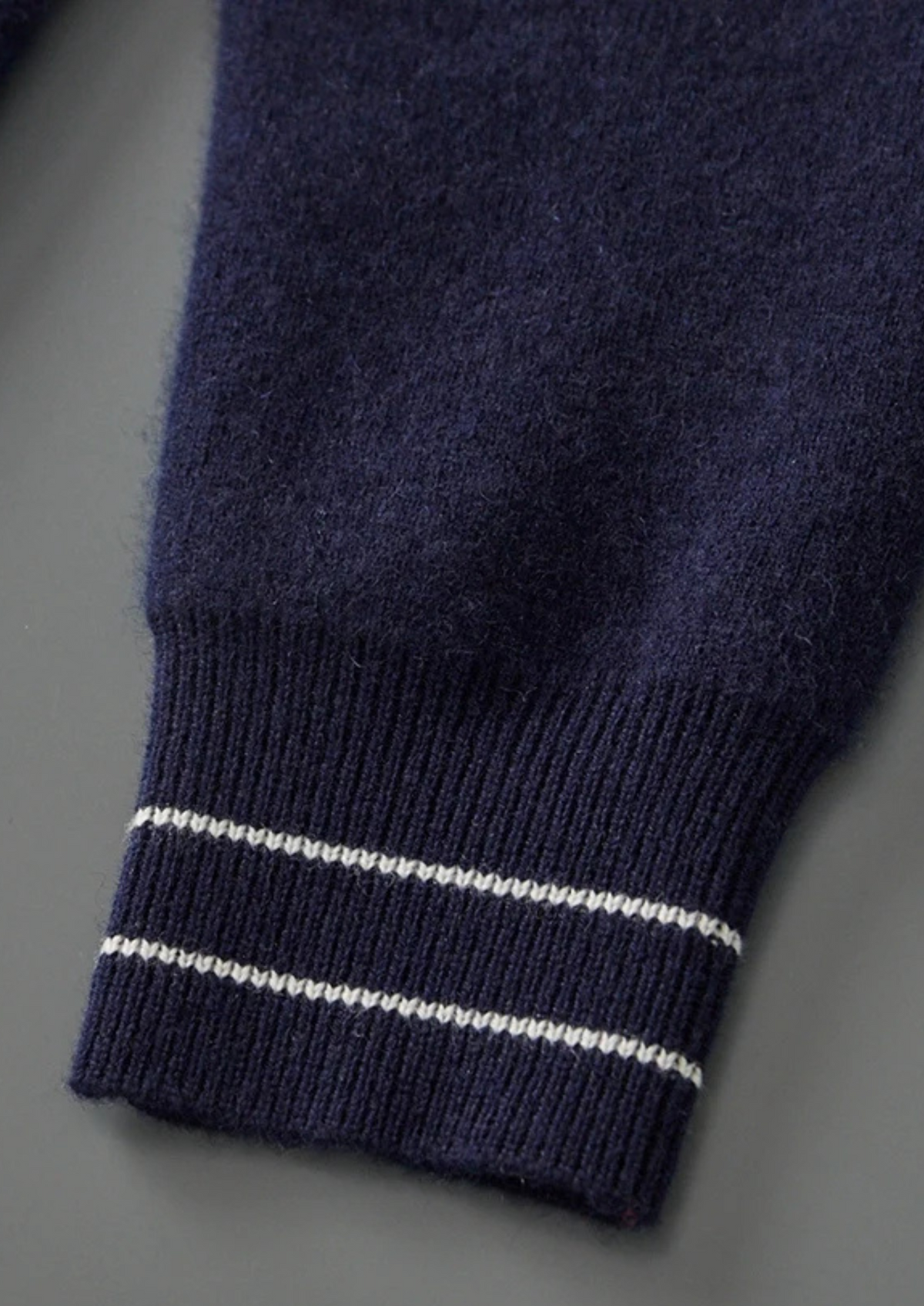 Herren Strickjacke mit Hemdkragen und Kontrastpaspel – Ansicht 6