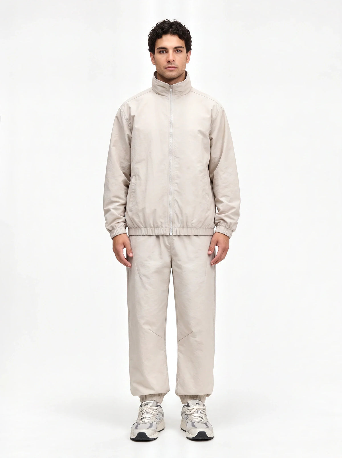 Herren Set aus Sweatjacke mit Stehkragen und Hose mit Bündchen – Vorderansicht