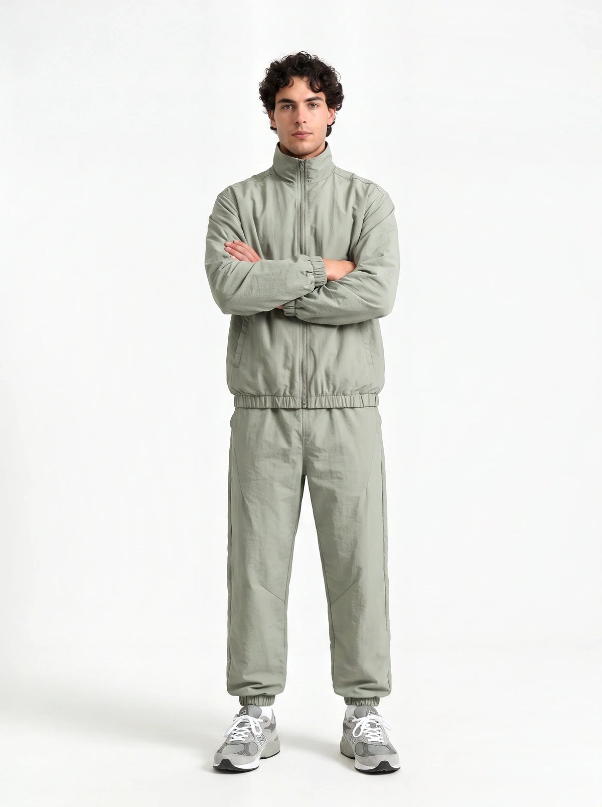 Herren Set aus Sweatjacke mit Stehkragen und Hose mit Bündchen – Vorderansicht