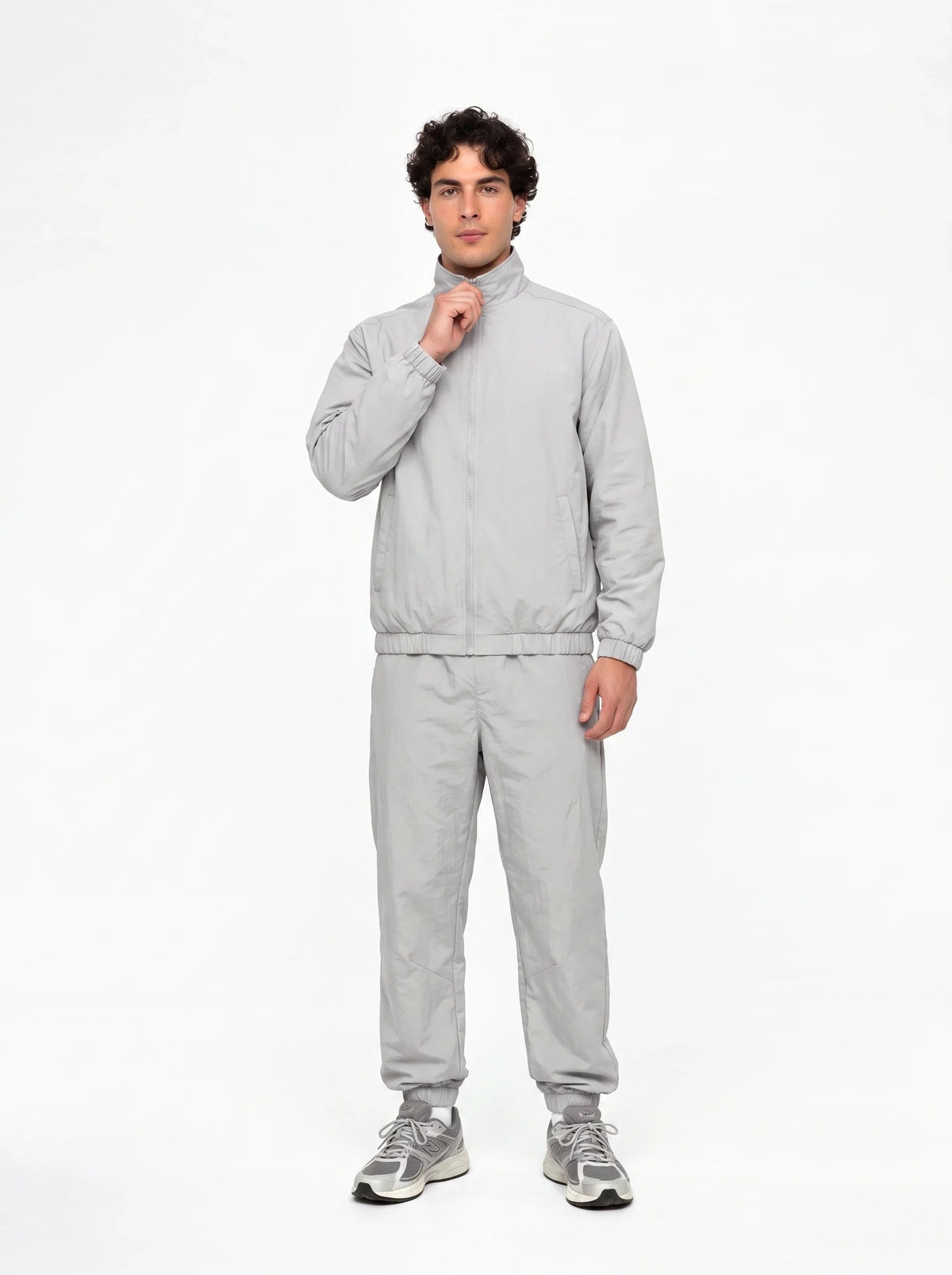 Herren Set aus Sweatjacke mit Stehkragen und Hose mit Bündchen – Vorderansicht