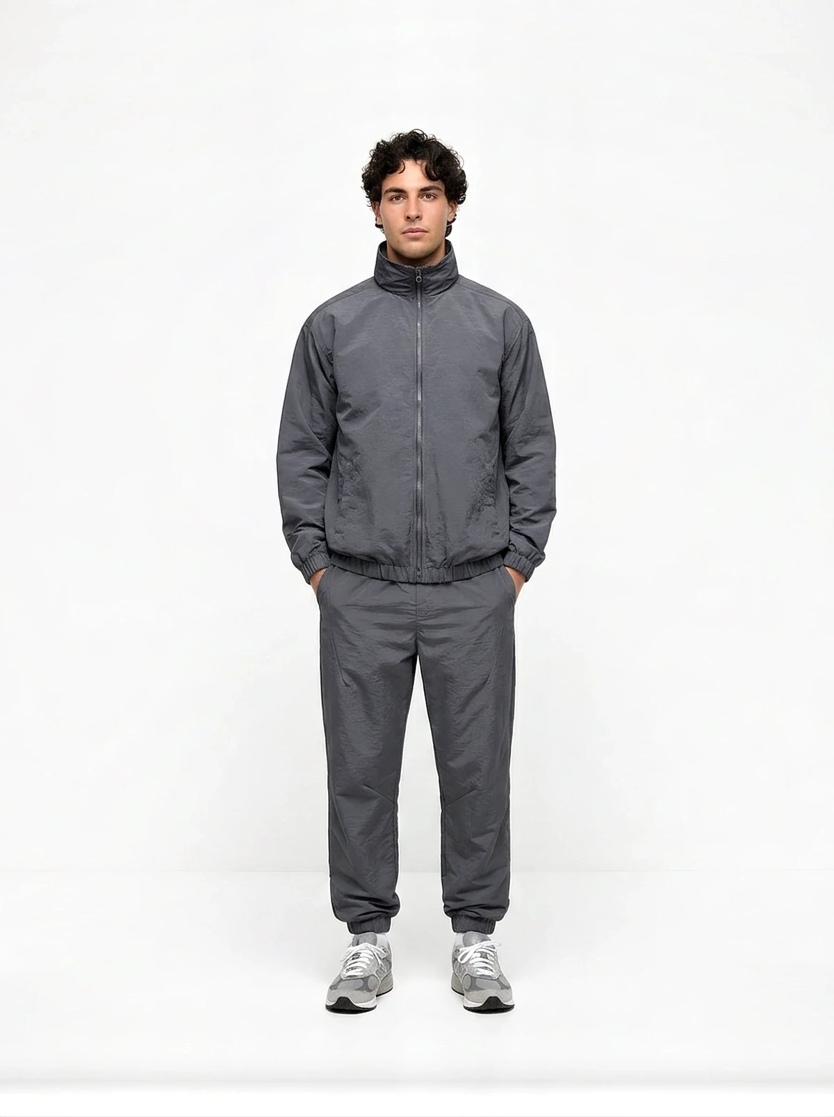 Herren Set aus Sweatjacke mit Stehkragen und Hose mit Bündchen – Vorderansicht