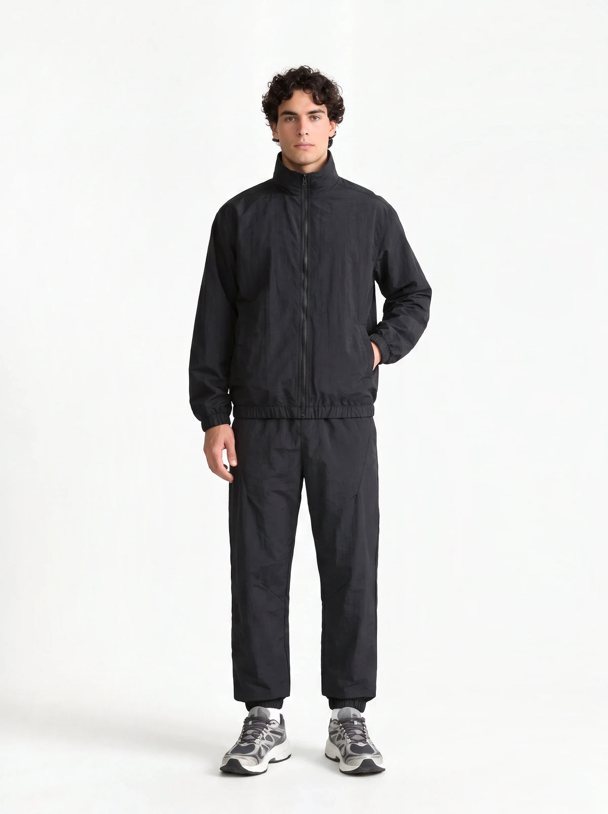 Herren Set aus Sweatjacke mit Stehkragen und Hose mit Bündchen – Vorderansicht