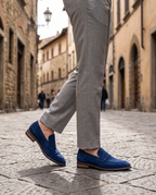 Herren Wildleder Slipper mit Zierriemen, Marineblau – Styling-Aufnahme