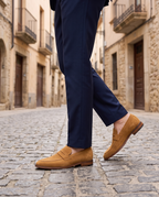 Herren Wildleder Slipper mit Zierriemen, Camel – Styling-Aufnahme