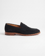 Herren Wildleder Slipper mit Zierriemen, Schwarz – Seitenansicht