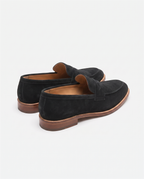 Herren Wildleder Slipper mit Zierriemen, Schwarz – Rückansicht