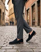 Herren Wildleder Slipper mit Zierriemen, Schwarz – Styling-Aufnahme