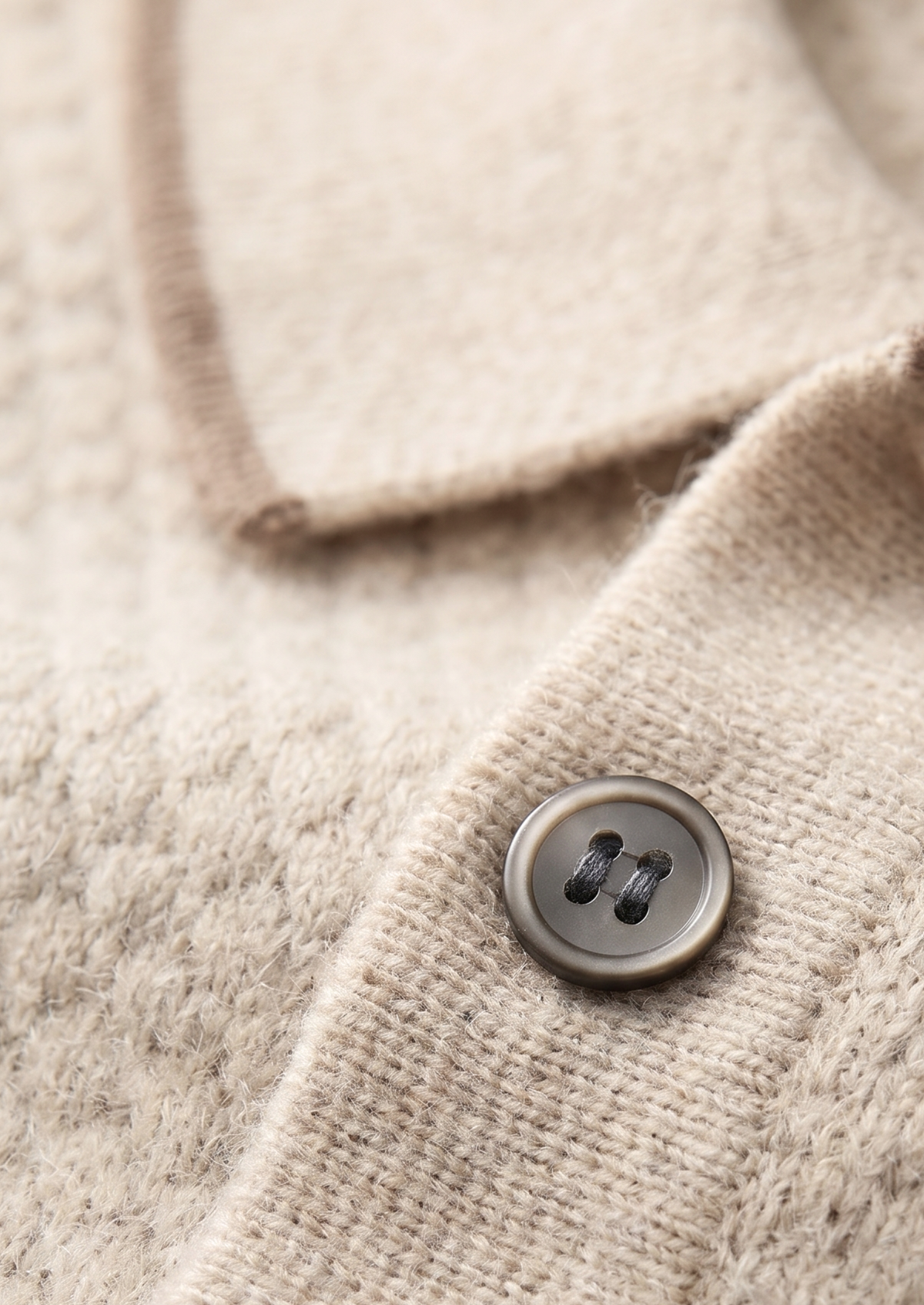 Herren Feinstrick-Poloshirt mit Kontrastpaspel und Kurzen Ärmeln
