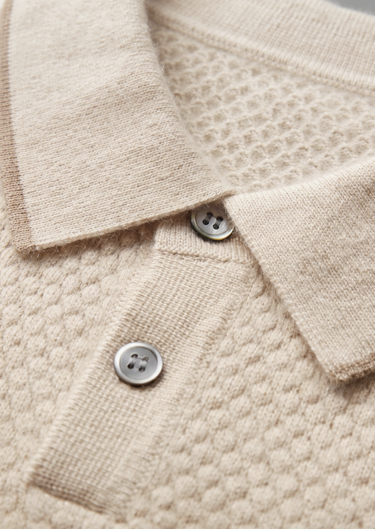 Herren Feinstrick-Poloshirt mit Kontrastpaspel und Kurzen Ärmeln