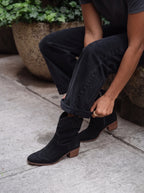 Damen Cowboystiefel aus Wildleder mit Perforiertem Schaft 12