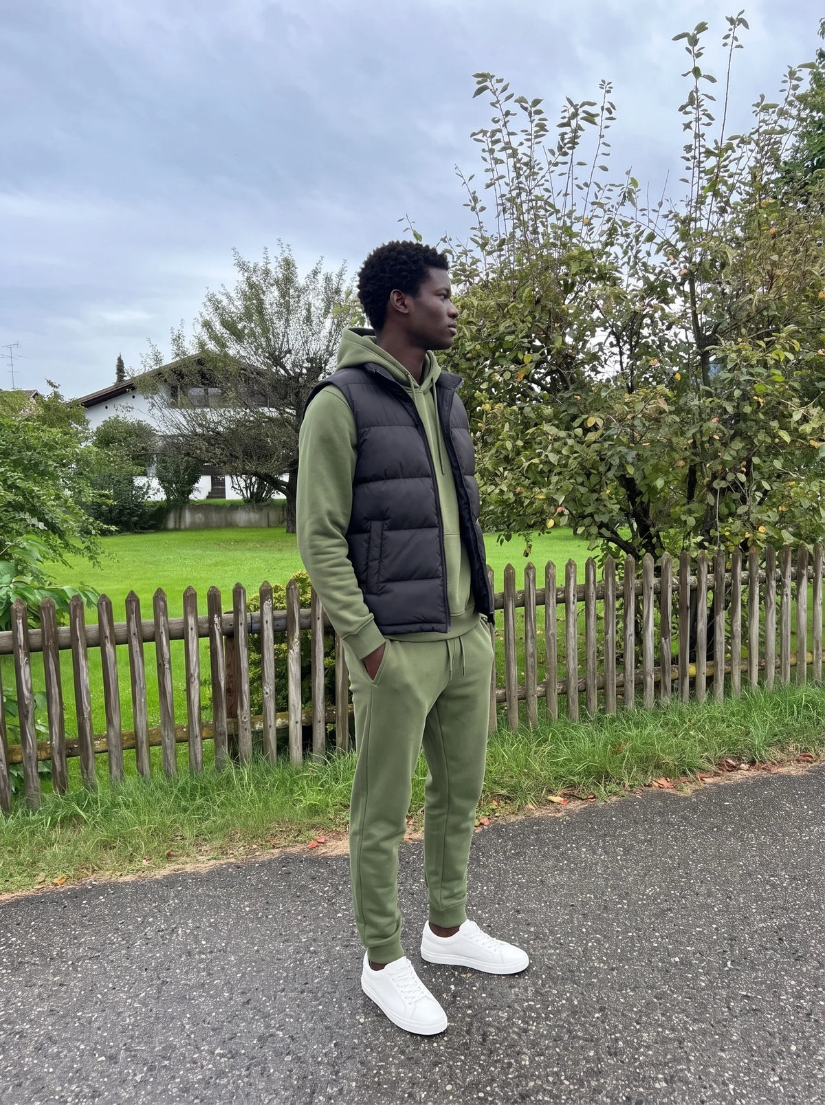 Herren Hoodie, Gesteppte Weste und Joggerhose Set 8