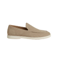 Herren Wildleder Loafer mit weißer Gummisohle und Ziernaht – Produktaufnahme vor weißem Hintergrund (Bild 1 von 14)