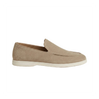 Herren Wildleder Loafer mit weißer Gummisohle und Ziernaht – Produktaufnahme vor weißem Hintergrund (Bild 1 von 14)