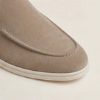 Herren Wildleder Loafer mit weißer Gummisohle und Ziernaht – Produktaufnahme (Bild 2 von 14)