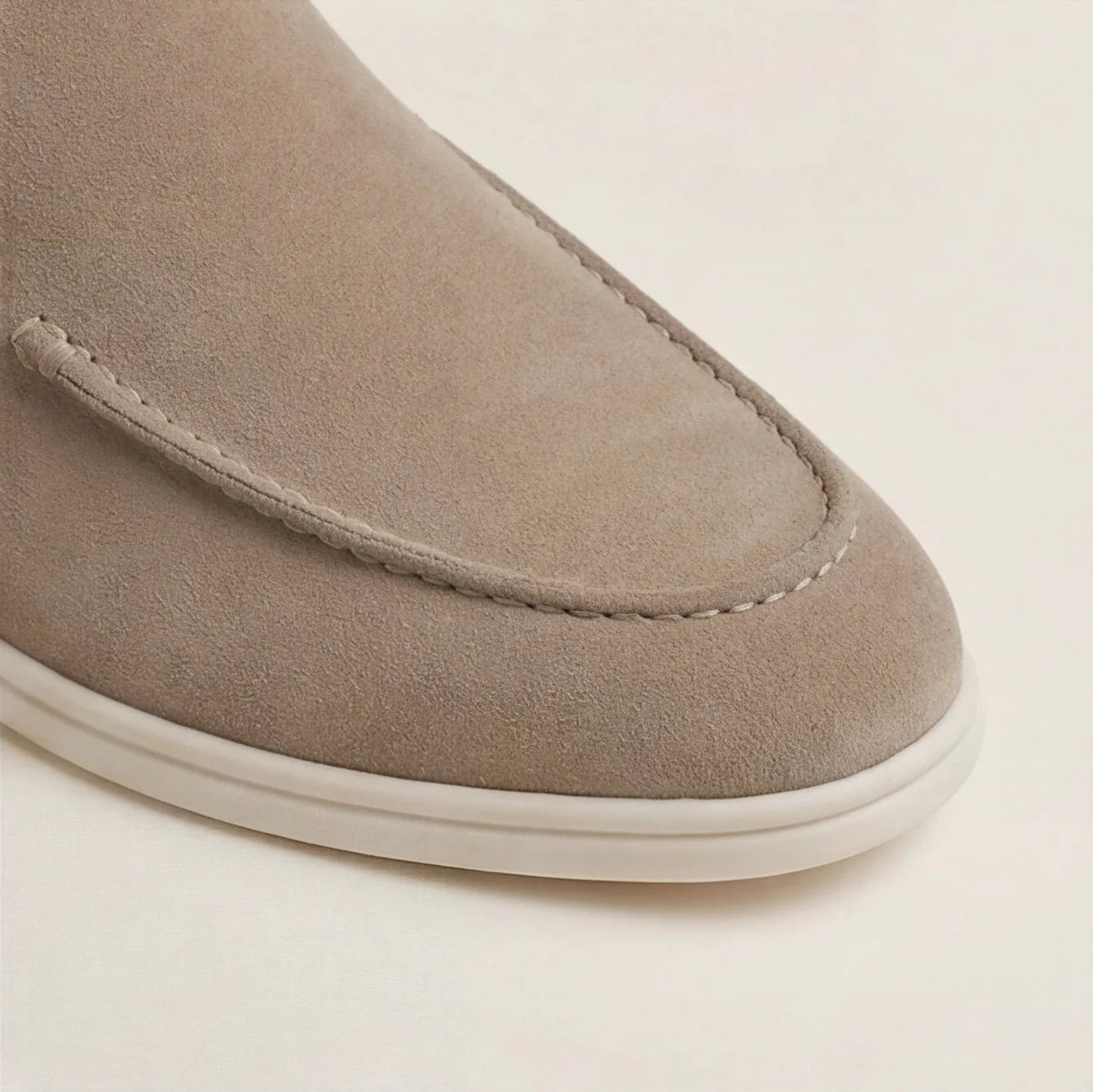 Herren Wildleder Loafer mit weißer Gummisohle und Ziernaht – Produktaufnahme (Bild 2 von 14)