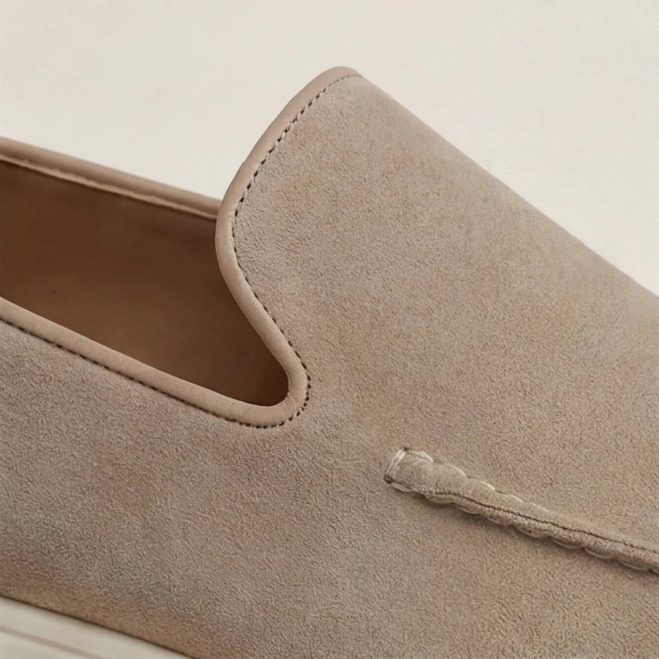 Herren Wildleder Loafer mit weißer Gummisohle und Ziernaht – Produktaufnahme (Bild 3 von 14)