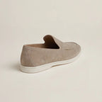 Herren Wildleder Loafer mit weißer Gummisohle und Ziernaht – Produktaufnahme (Bild 4 von 14)