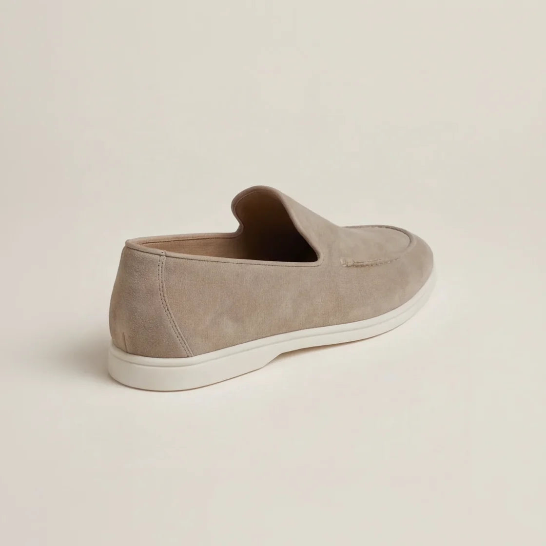Herren Wildleder Loafer mit weißer Gummisohle und Ziernaht – Produktaufnahme (Bild 4 von 14)