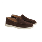 Herren Wildleder Loafer mit weißer Gummisohle und Ziernaht – Produktaufnahme vor weißem Hintergrund (Bild 5 von 14)
