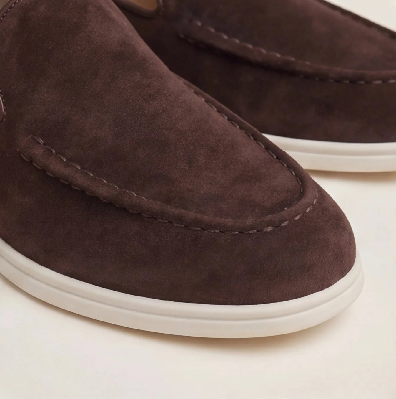 Herren Wildleder Loafer mit weißer Gummisohle und Ziernaht – Produktaufnahme (Bild 6 von 14)