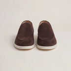 Herren Wildleder Loafer mit weißer Gummisohle und Ziernaht – Produktaufnahme (Bild 7 von 14)