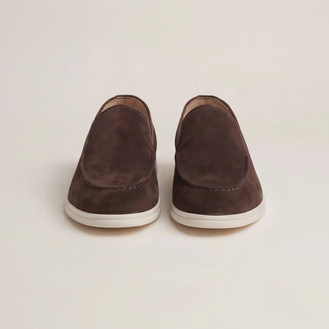 Herren Wildleder Loafer mit weißer Gummisohle und Ziernaht – Produktaufnahme (Bild 7 von 14)