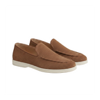 Herren Wildleder Loafer mit weißer Gummisohle und Ziernaht – Produktaufnahme vor weißem Hintergrund (Bild 8 von 14)