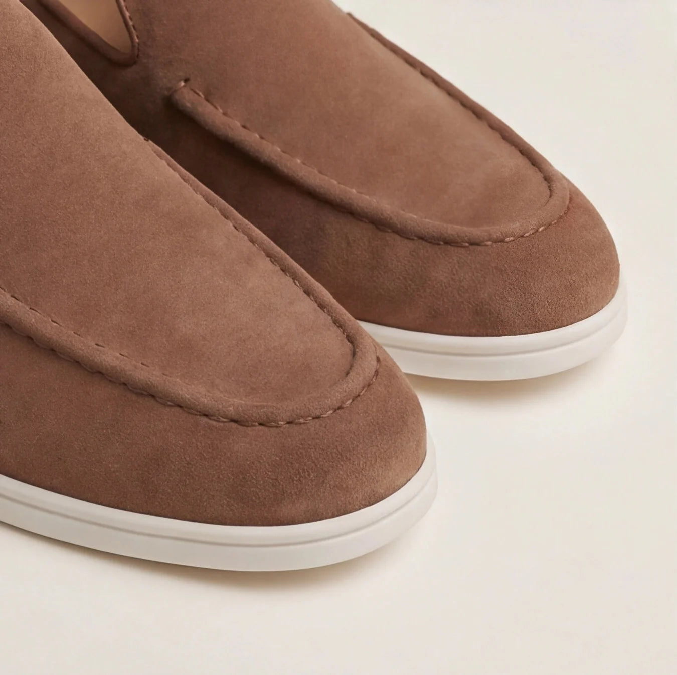 Herren Wildleder Loafer mit weißer Gummisohle und Ziernaht – Produktaufnahme (Bild 9 von 14)