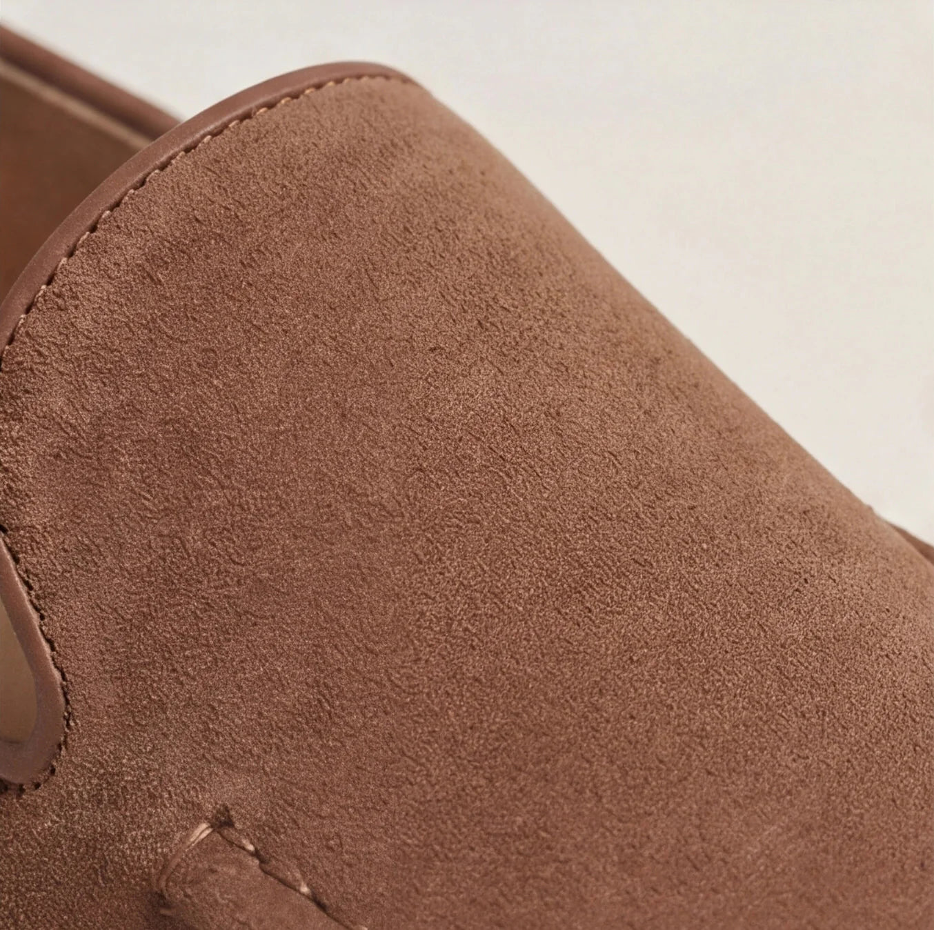 Herren Wildleder Loafer mit weißer Gummisohle und Ziernaht – Produktaufnahme (Bild 10 von 14)