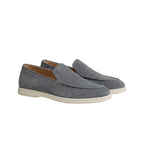 Herren Wildleder Loafer mit weißer Gummisohle und Ziernaht – Produktaufnahme vor weißem Hintergrund (Bild 11 von 14)