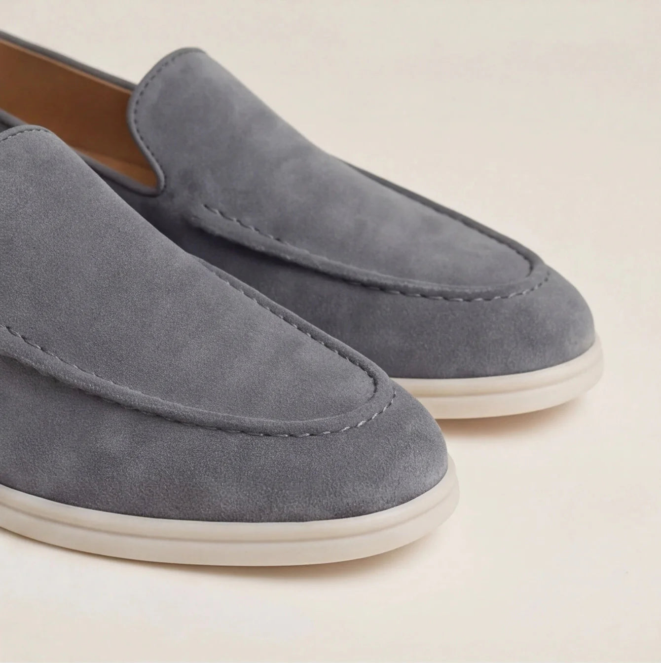 Herren Wildleder Loafer mit weißer Gummisohle und Ziernaht – Produktaufnahme (Bild 12 von 14)