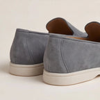 Herren Wildleder Loafer mit weißer Gummisohle und Ziernaht – Produktaufnahme (Bild 13 von 14)