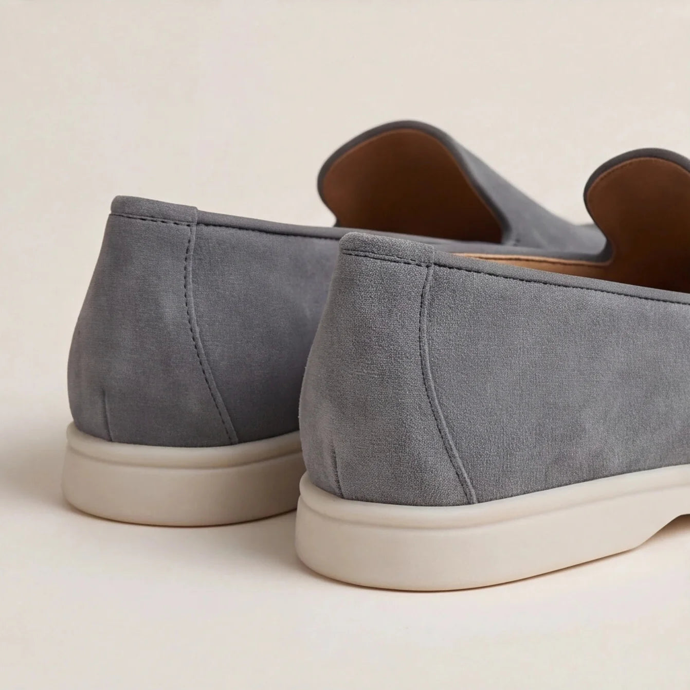 Herren Wildleder Loafer mit weißer Gummisohle und Ziernaht – Produktaufnahme (Bild 13 von 14)