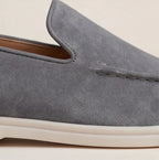 Herren Wildleder Loafer mit weißer Gummisohle und Ziernaht – Produktaufnahme (Bild 14 von 14)