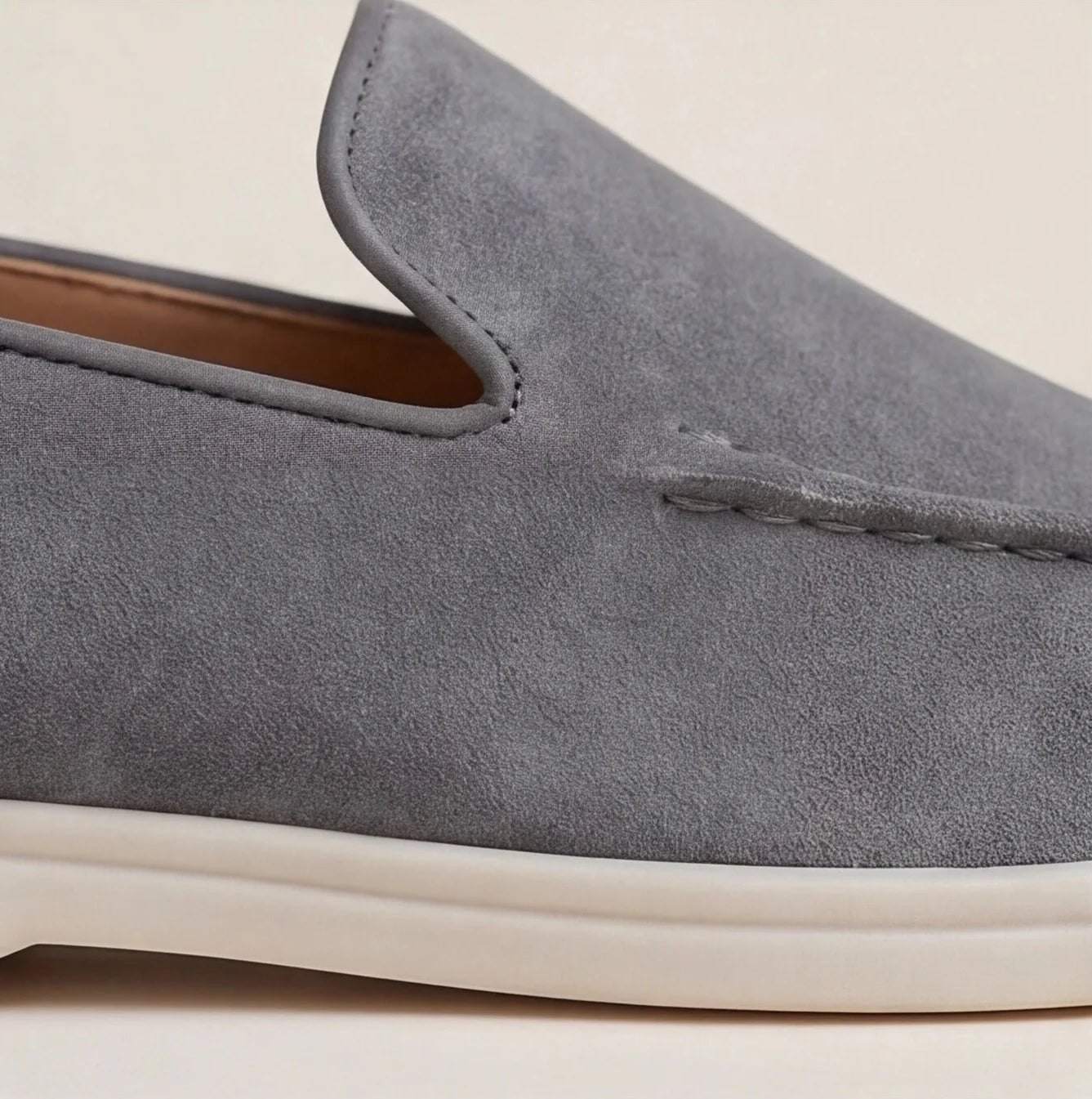 Herren Wildleder Loafer mit weißer Gummisohle und Ziernaht – Produktaufnahme (Bild 14 von 14)